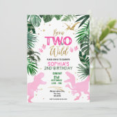 Twee worden wild dinosaurus roze verjaardagsfeestj kaart (Staand voorkant)