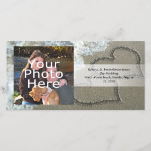 Twee zand harten op de strand, de Romantische Ocea Aankondiging