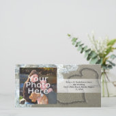 Twee zand harten op de strand, de Romantische Ocea Aankondiging (Staand voorkant)