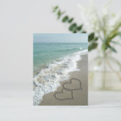 Twee zand harten op de strand, de Romantische Ocea Briefkaart (Staand voorkant)