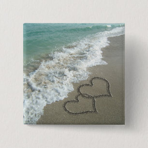Twee zand harten op de strand, de Romantische Ocea Vierkante Button 5,1 Cm