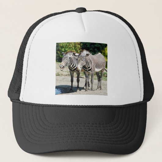 Twee zebras in de buurt van een vijver trucker pet (Voorkant)