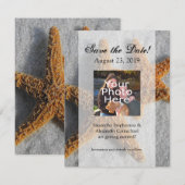 Twee zeesterren in het zand, strandhuwelijk save the date (Voorkant / Achterkant)