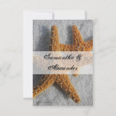 Twee zeesterren in zand, strand bruiloft RSVP antw (Achterkant)