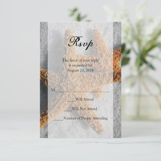 Twee zeesterren in zand, strand bruiloft Sm RSVP A (Staand voorkant)