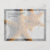 Twee zeesterren & zand, strand bruiloft Save the D Aankondigingskaart (Achterkant)