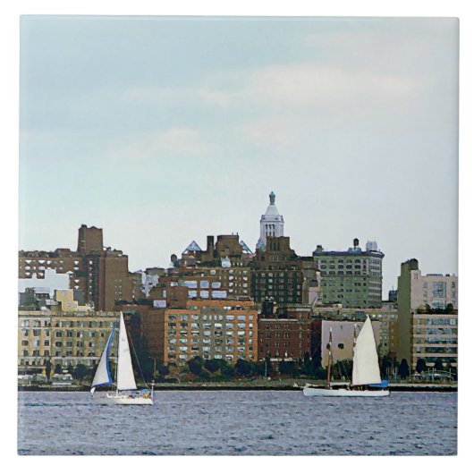 Twee zeilboten tegen de skyline van Manhattan Tegeltje (Voorkant)