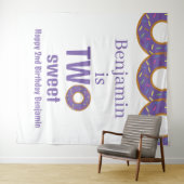 Twee Zoete 2de Verjaardag Paarse Donut Feest Wandkleed (In Situ (horizontaal))