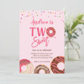 Twee zoete 2e donut voor de verjaardagsuitnodiging kaart (Staand voorkant)