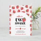 Twee zoete aardbei 2e verjaardag uitnodiging (Staand voorkant)