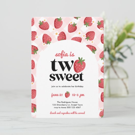 Twee zoete aardbei 2e verjaardag uitnodiging (Staand voorkant)