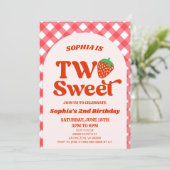 Twee zoete aardbei rood roze 2e verjaardagsfeest kaart (Staand voorkant)