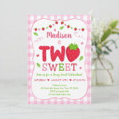 Twee zoete aardbeiroze groene feestdag kaart (Staand voorkant)