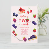 Twee zoete bessen en gebak Verjaardag Kaart (Staand voorkant)