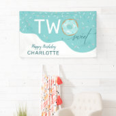 Twee zoete Blauwgroen vriesmeisjes 2e verjaardag b Spandoek (Insitu)