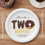 Twee zoete chocolade Donut Tweede verjaardag Manus Papieren Bordje<br><div class="desc">Voor een tweede verjaardag met het thema Two Sweet / donuts / sweets. De letters in TWO zijn bedekt met chocolade die met kleurrijke sproeiers wordt gefrost. De O is een chocolade met een dekmantel. Onder dat, wordt het woord "zoet"geschreven in een beige handschrijvend manuscript. Boven dat afbeelding, in kleiner...</div>