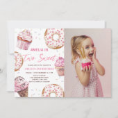 Twee zoete cupcake en donuts 2e verjaardag foto kaart (Voorkant)