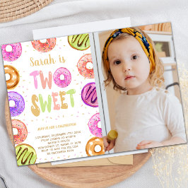 Twee zoete Donut Birthday-uitnodigingen met foto Kaart