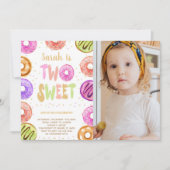 Twee zoete Donut Birthday-uitnodigingen met foto Kaart (Voorkant)