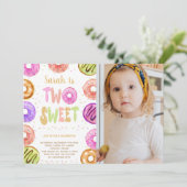 Twee zoete Donut Birthday-uitnodigingen met foto Kaart (Staand voorkant)