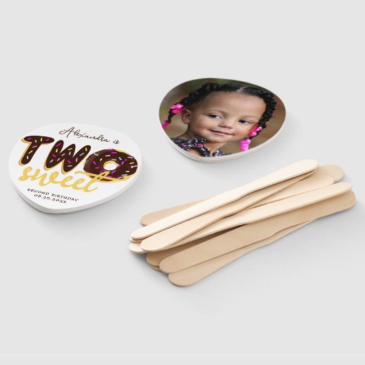 Twee zoete donut bruine chocolade, tweede verjaard handwaaier (Niet-gemonteerd)