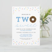 Twee zoete donut en prinkles (blauw) tweede verjaa kaart (Staand voorkant)