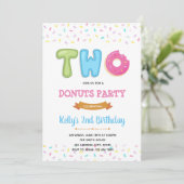 Twee zoete donut feestelijke uitnodiging met stroo (Staand voorkant)