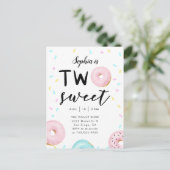 Twee zoete Donut Sprinkles 2e verjaardag Uitnodiging Briefkaart (Staand voorkant)