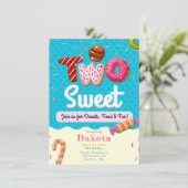Twee zoete donuts Girl Birthday Party uitnodiginge Kaart (Staand voorkant)
