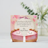 Twee zoete erwten in een taart! - Twin Baby Girl S Bedankkaart (Staand voorkant)