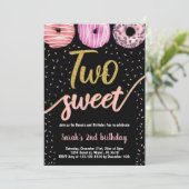 Twee zoete gouden zwarte donut verjaardagsuitnodig kaart (Staand voorkant)