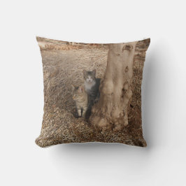 TWEE ZOETE KATTEN IN EEN VELD ORIGINELE AFBEELDING KUSSEN