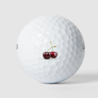 Twee zoete kersenvruchten geïsoleerd op witte acht golfballen