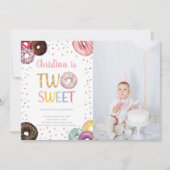 Twee zoete kleuren Donut Birthday Invitation foto Kaart (Voorkant)
