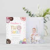 Twee zoete kleuren Donut Birthday Invitation foto Kaart (Staand voorkant)