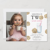 Twee zoete koekjes en melk meisje eerste verjaarda kaart (Voorkant)