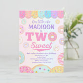 TWEE zoete regenboog donut 2e verjaardag uitnodigi Kaart (Staand voorkant)