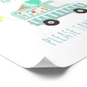 Twee zoete roomcrème op tafel voor een gunstig tek poster (Hoek)