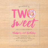 Twee zoete roze donut 2e verjaardag acryl uitnodigingen (Voorkant)