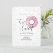 Twee zoete roze Donut Girl 2e verjaardag Kaart (Staand voorkant)