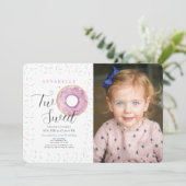 Twee zoete roze donut meisje 2e verjaardag uitnodi kaart (Staand voorkant)