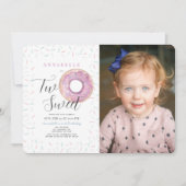 Twee zoete roze donut meisje 2e verjaardag uitnodi kaart (Voorkant)
