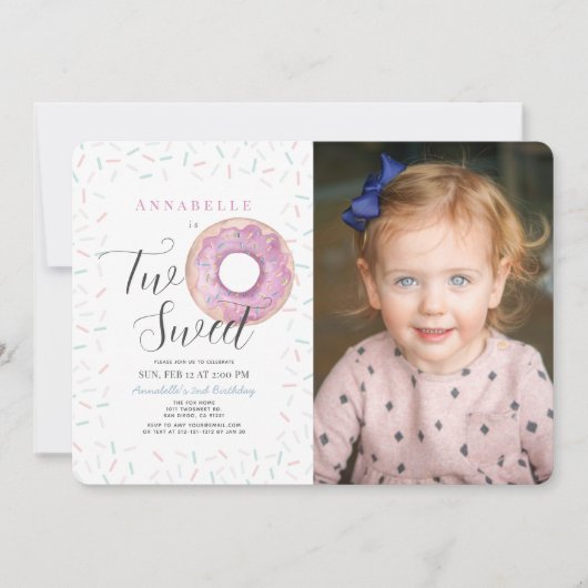 Twee zoete roze donut meisje 2e verjaardag uitnodi kaart (Voorkant)