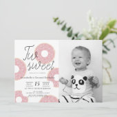 Twee zoete roze donut meisje foto 2e verjaardag kaart (Staand voorkant)