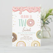 Twee Zoete Roze Doughnut Meisje Verjaardagsfeestje Kaart (Staand voorkant)