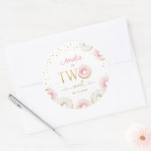 Twee zoete roze gouden donuts verjaardag ronde sticker (Envelop)