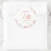 Twee zoete roze gouden donuts verjaardag ronde sticker (Tas)