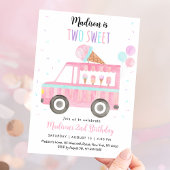 Twee zoete roze ijs vrachtwagen verjaardag kaart