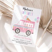 Twee zoete roze ijs vrachtwagen verjaardag kaart