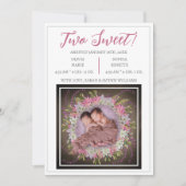 Twee zoete roze moderne tweeling meisjes geboorte aankondiging (Voorkant)